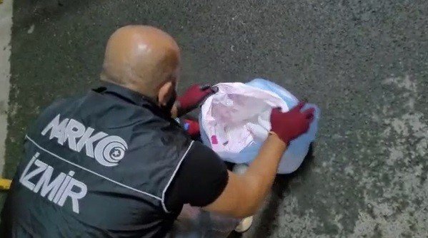 İ̇l Dışından İ̇zmir’e Uyuşturucu Getiren Şüphelilere Şok Operasyon