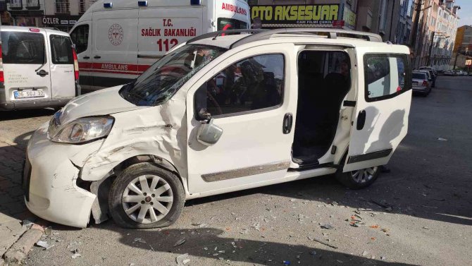 Sivas’ta Hafif Ticari Araç İle Kamyonet Çarpıştı: 4 Yaralı