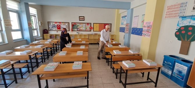 Yardımcı Ders Kitapları Okul Sıralarında Öğrencileri Bekliyor