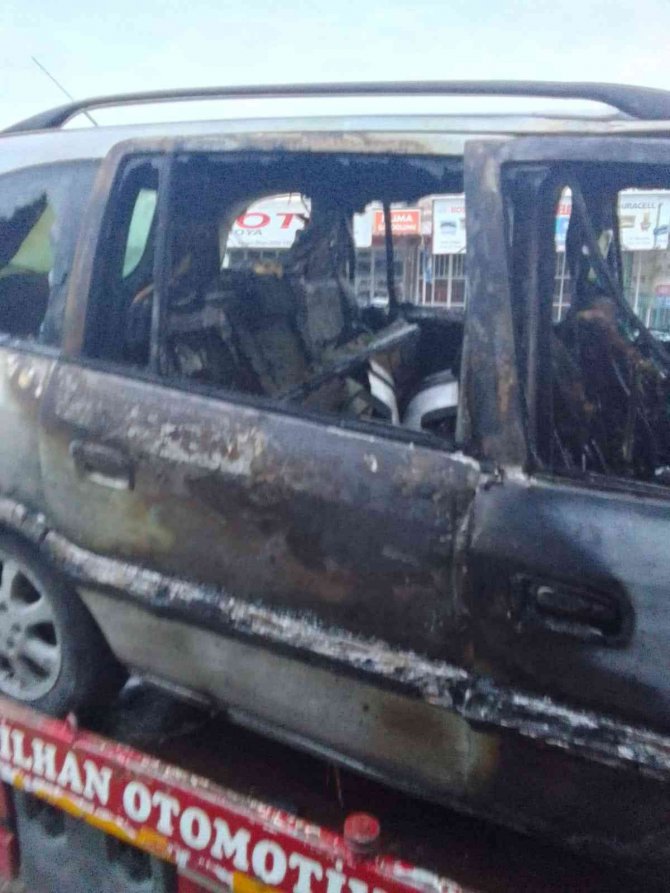 Kontrolden Çıkan Otomobil Ağaca Çarpınca Alev Aldı: 1 Yaralı
