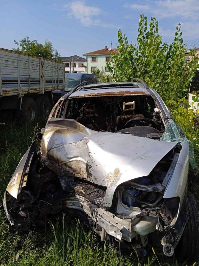 Kontrolden Çıkan Otomobil Ağaca Çarpınca Alev Aldı: 1 Yaralı