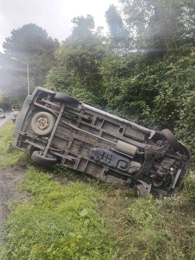 Sarıyer’de Minibüs Yol Kenarına Devrildi