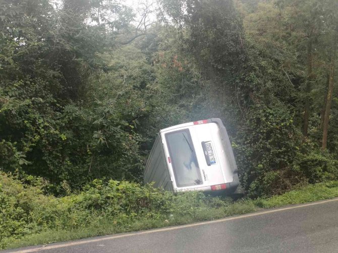 Sarıyer’de Minibüs Yol Kenarına Devrildi