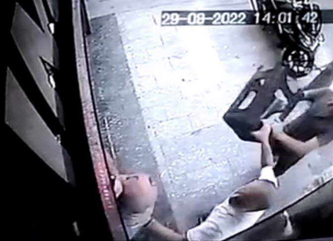 İ̇stanbul’da Film Gibi Soygun Girişimi Kamerada: Gaspçı Çifti Linçten Polis Kurtardı