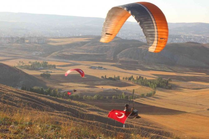 Zafer Bayramı’nı Havada Kutladılar