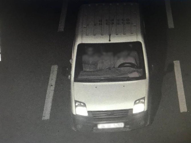 Otomobilden Cep Telefonu Ve Çanta Çalan Şahıslar Yakalandı