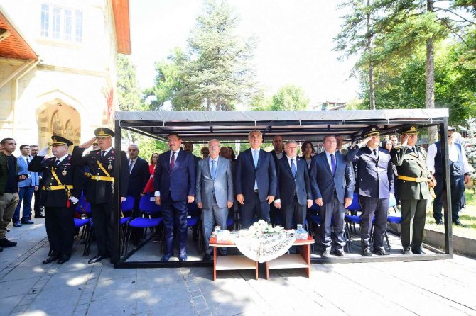 Şapka Ve Kıyafet İ̇nkılabı’nın Yıldönümü Törenle Kutlandı