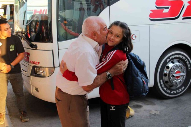 Dünya İkincisi Begümnaz Yurda Döndü