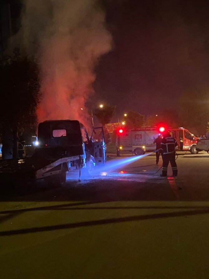 Yalova’da Oto Çekici Alevlere Teslim Oldu