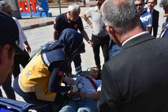 Sıcağa Dayanamayan Öğrenci, Tören Alanında Bayıldı