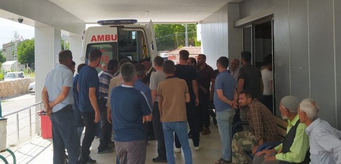 Çapa Motoru İle Hafif Ticari Araç Çarpıştı: 6 Yaralı
