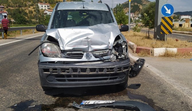 Çapa Motoru İle Hafif Ticari Araç Çarpıştı: 6 Yaralı