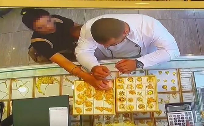Önce Baktı Sonra Da 70 Bin Liralık Kolyeleri Bebeğin Elbisesine Saklayarak Çaldı