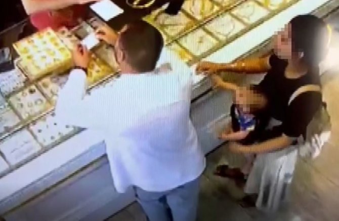 Önce Baktı Sonra Da 70 Bin Liralık Kolyeleri Bebeğin Elbisesine Saklayarak Çaldı