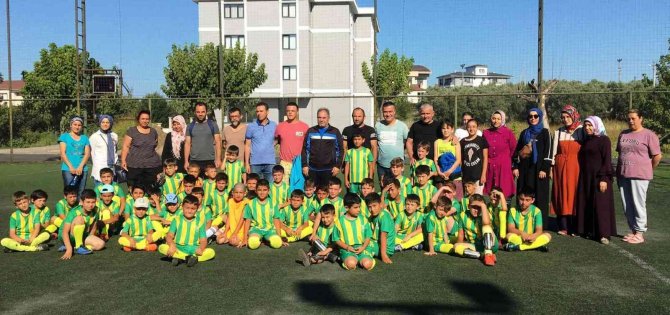 270 Öğrencinin Katıldığı Yaz Futbol Okulu Tamamlandı