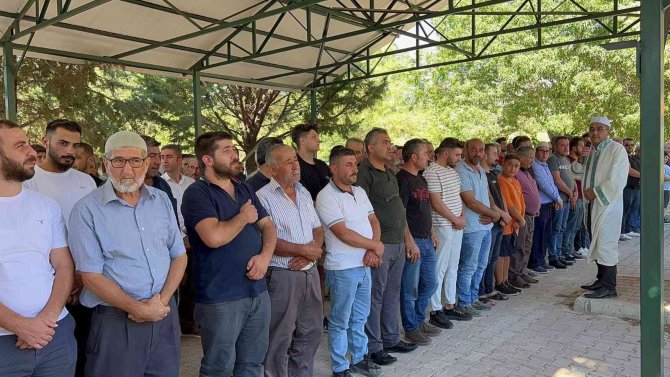 Kazada Can Veren Üniversiteli Kızın Tabutu Üzerine Kırmızı Duvak Örtüldü