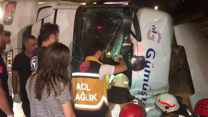 Ataşehir’de Minibüsle Çarpışan Beton Mikseri Devrildi: 2 Yaralı