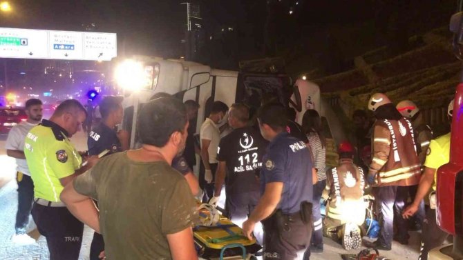 Ataşehir’de Minibüsle Çarpışan Beton Mikseri Devrildi: 2 Yaralı