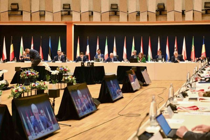 Ab, Rus Turistlere Vize Verilmesini Kolaylaştıran Anlaşmayı Askıya Aldı