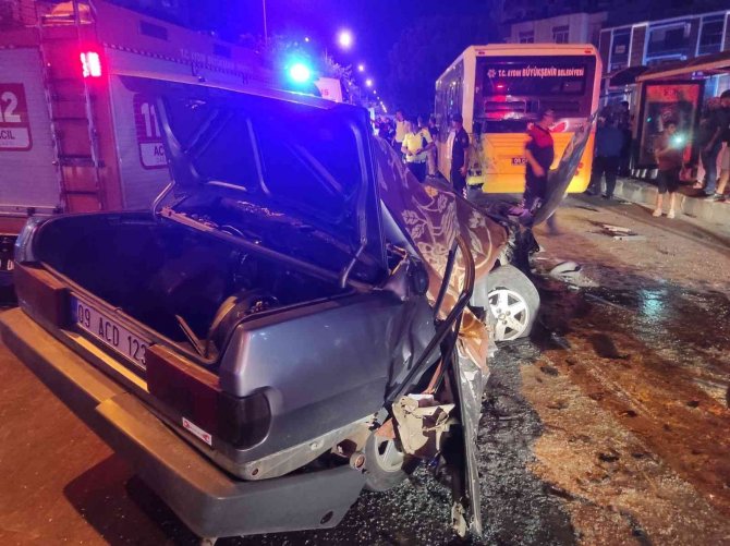 Aydın’da Otomobil Halk Otobüsüne Çarptı: 1 Ölü, 3 Yaralı
