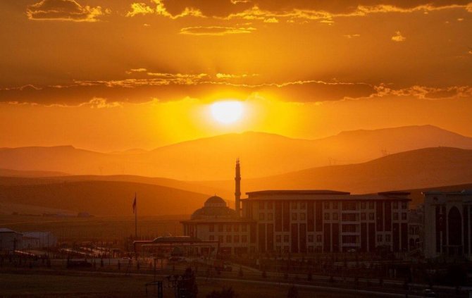 Bayburt’ta Kartpostallık Gün Batımı Fotoğraf Tutkunlarının İlgi Odağı Oldu