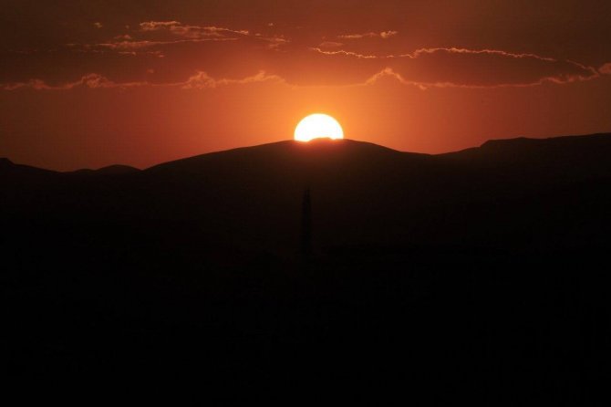 Bayburt’ta Kartpostallık Gün Batımı Fotoğraf Tutkunlarının İlgi Odağı Oldu