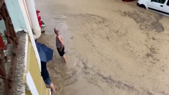 Tekirdağ’da Dolu Ve Sağanak Sonrası Sokakları Su Bastı