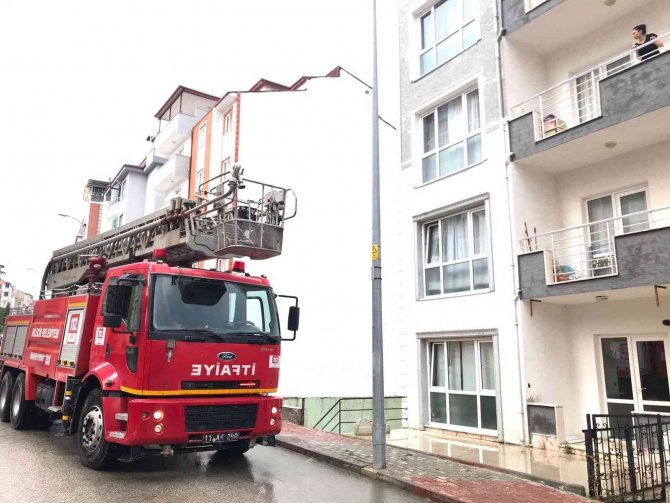 Evde Kilitli Kalan Bebeği İtfaiye Ekipleri Kurtardı