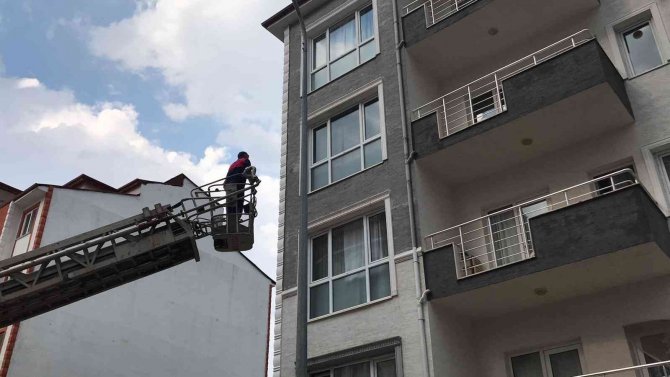 Evde Kilitli Kalan Bebeği İtfaiye Ekipleri Kurtardı