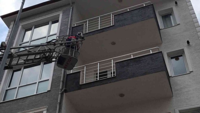 Evde Kilitli Kalan Bebeği İtfaiye Ekipleri Kurtardı