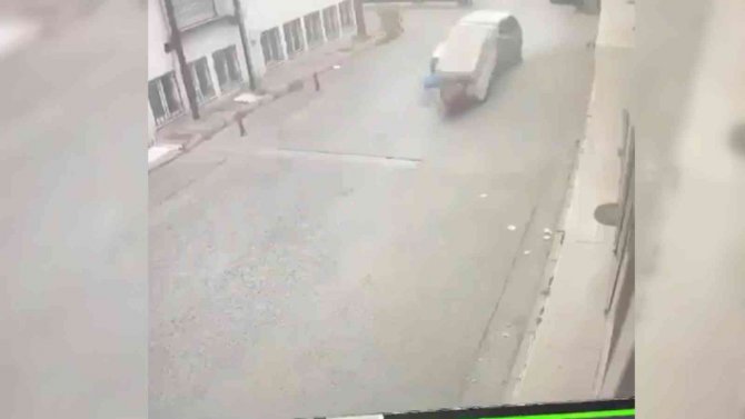 Bursa’da İnanılmaz Kaza Kamerada...ekmek Teknesinin Altında Kaldı