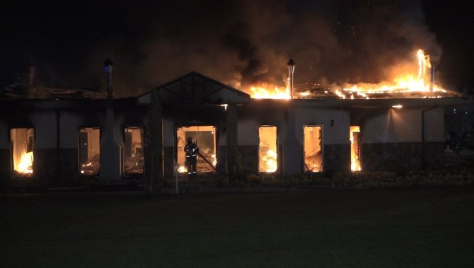 Bursa’da Çiftlikte Bulunan Restoranda Yangın Çıktı: Alevler İçindeki Restoran Kamerada