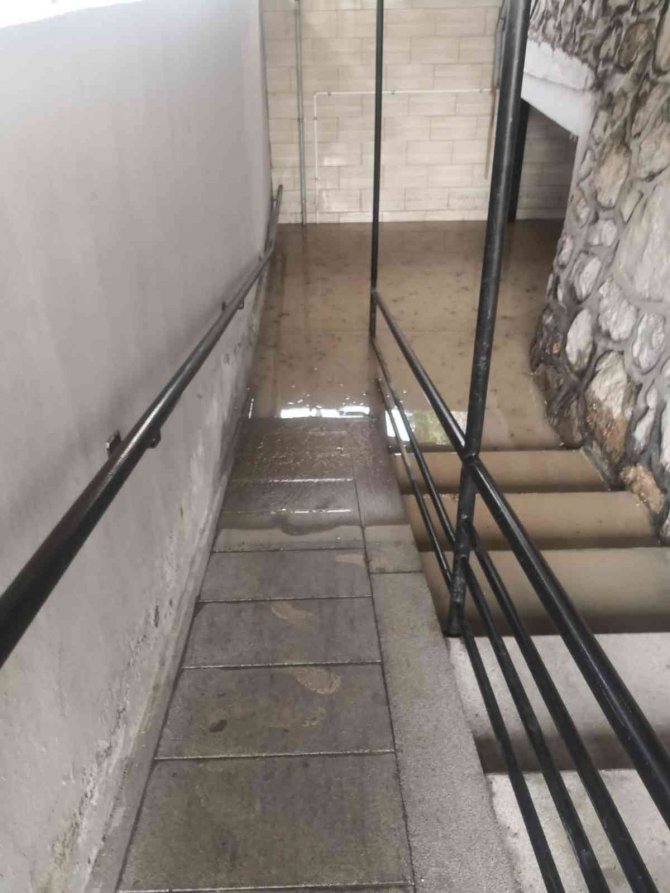 Bursa’da Altgeçitler Suyla Doldu, Vatandaşlar Zor Anlar Yaşadı