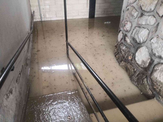 Bursa’da Altgeçitler Suyla Doldu, Vatandaşlar Zor Anlar Yaşadı