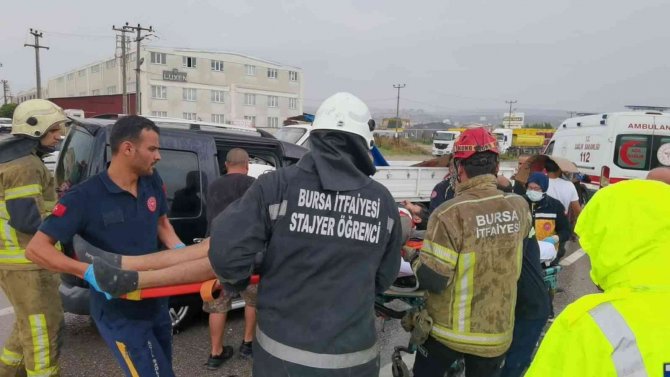 Kamyonet İle Hafif Ticari Araç Çarpıştı: 4 Yaralı
