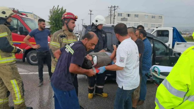 Kamyonet İle Hafif Ticari Araç Çarpıştı: 4 Yaralı
