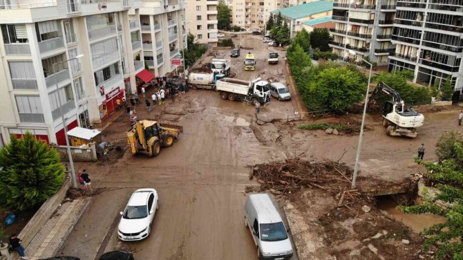 Karayla Denizin Birleştiği Mudanya’da Temizlik Çalışmaları Sabaha Kadar Sürecek