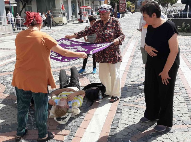 Kadınlar Yerde Yatan Yaralıyı Örtü İle Güneşten Korudu