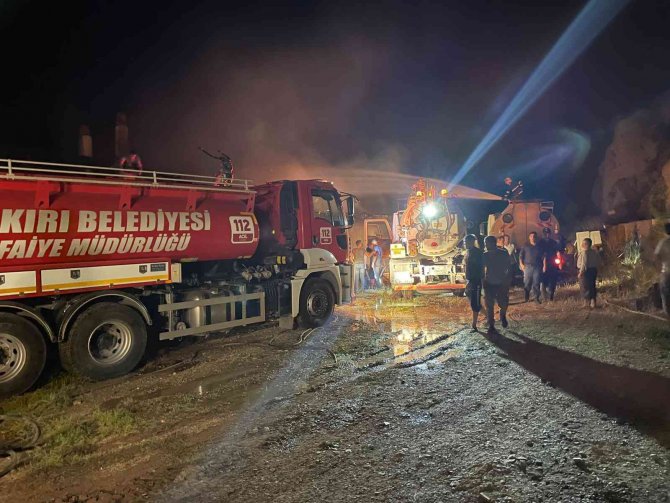 Alevlere Teslim Olan Ev Ve Ahır Kullanılmaz Hale Geldi