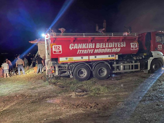 Alevlere Teslim Olan Ev Ve Ahır Kullanılmaz Hale Geldi