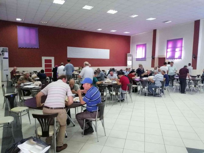 Çiftçiler Her Yıl Bereketli Bir Hasat Yılı İçin Hayvan Kesip Yemek Dağıtıyor