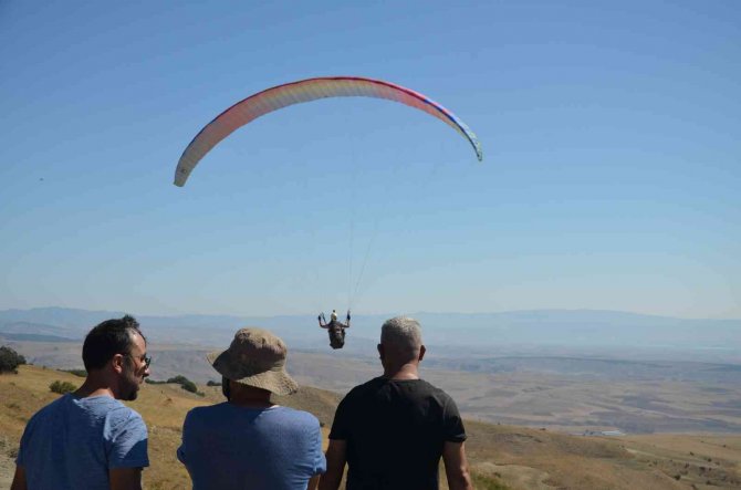 Yamaç Paraşütçülerinin Yeni Gözdesi: Asma Tepesi