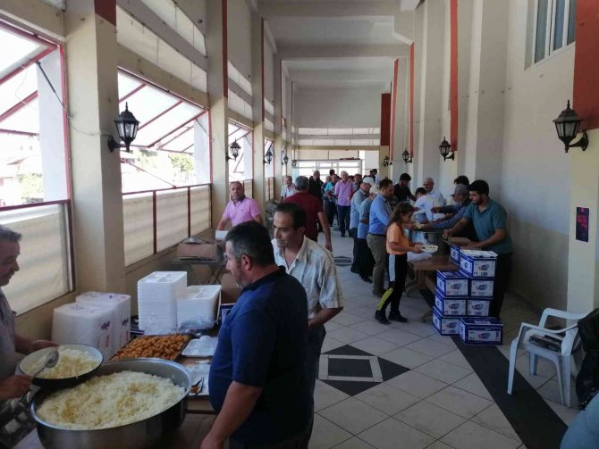 Çiftçiler Her Yıl Bereketli Bir Hasat Yılı İçin Hayvan Kesip Yemek Dağıtıyor