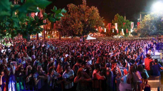 Denizlililer 100. Yıl Coşkusunu Büyükşehir İle Yaşadı