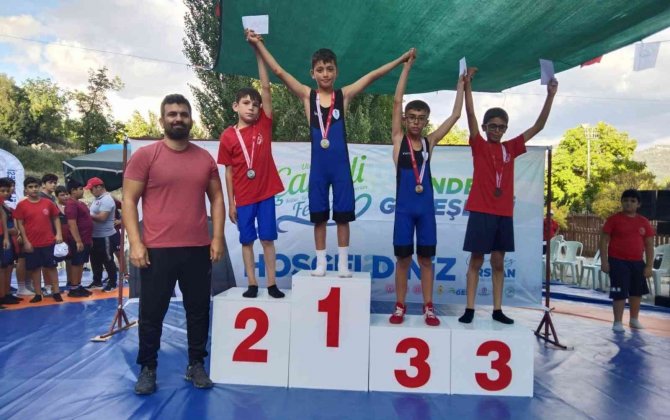 Pamukkaleli Güreşçilerden 27 Madalya