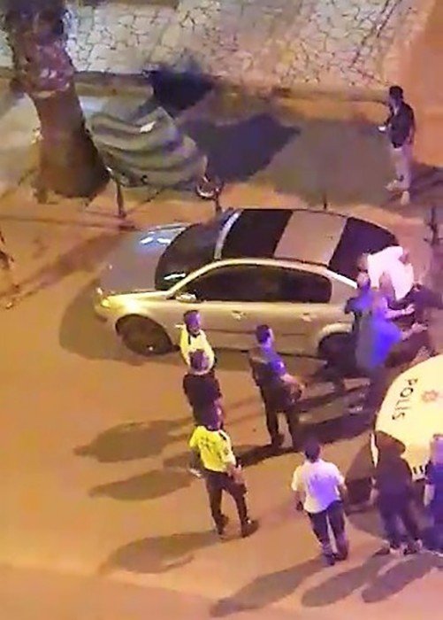 Alkollü Sürücü Önce Otomobile Ardından Polis Aracına Kafa Attı