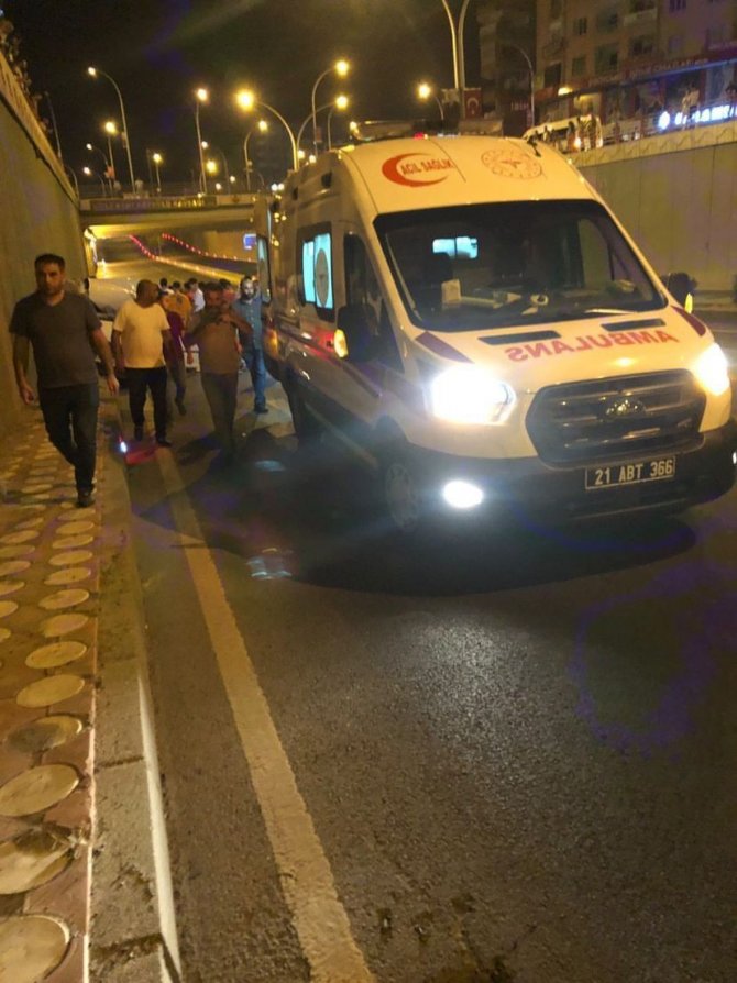 Makas Atarak Tıra Arkadan Çarptı: 2 Yaralı