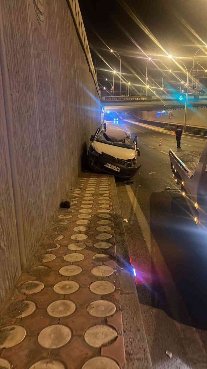Makas Atarak Tıra Arkadan Çarptı: 2 Yaralı