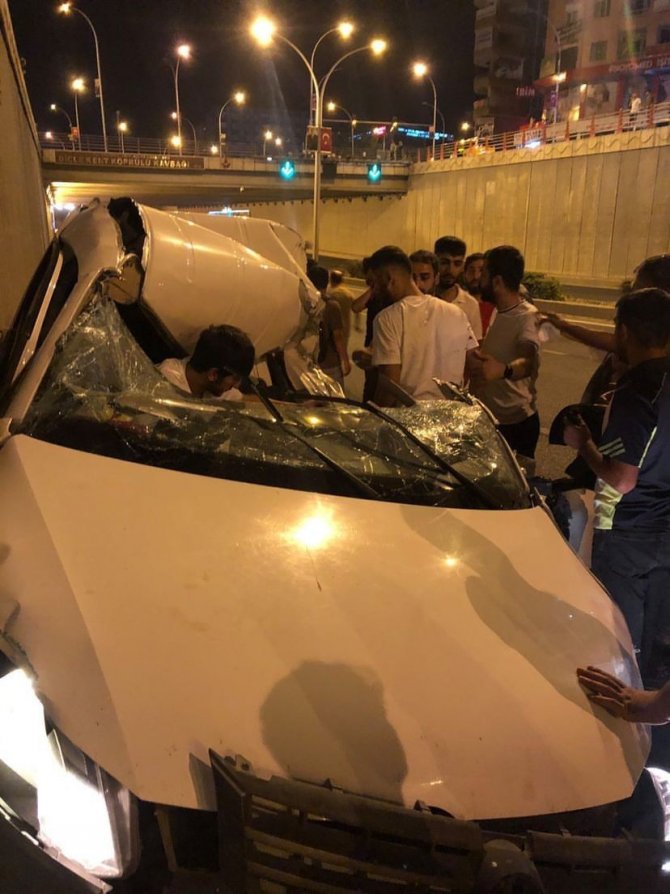 Makas Atarak Tıra Arkadan Çarptı: 2 Yaralı