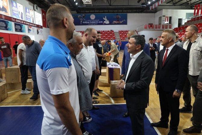 Düzce’de Amatör Spor Kulüplerine Malzeme Yardımı